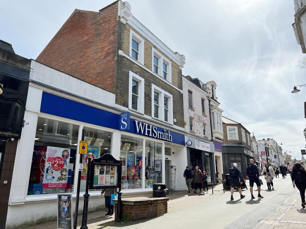 Lot: 108 - SUBSTANTIAL TOWN CENTRE INVESTMENT WITH CONSENT FOR FIVE ADDITIONAL FLATS - Front of the building from High Street